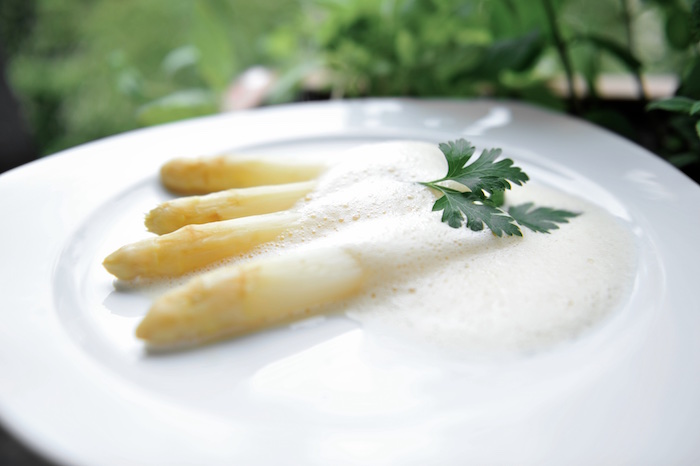 Schnelles, raffiniertes Rezept: Spargel mit Parmesanschaum